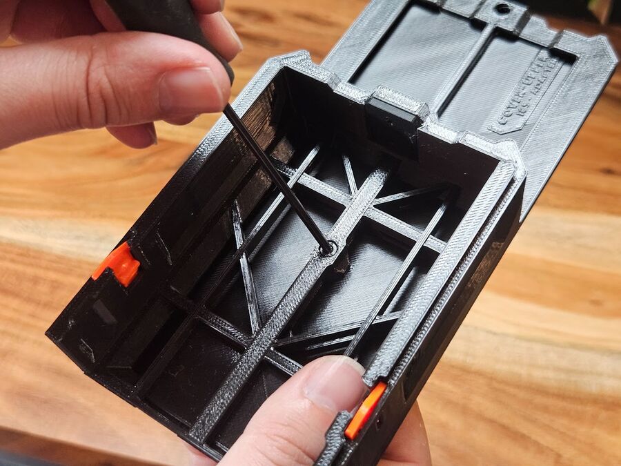 Securing the case to the adapter with an M3x6mm screw