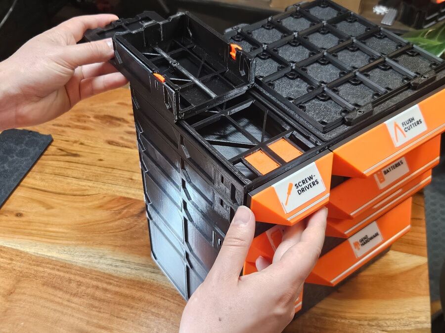 Sliding the Size Adapter Cover into the vacant cover position