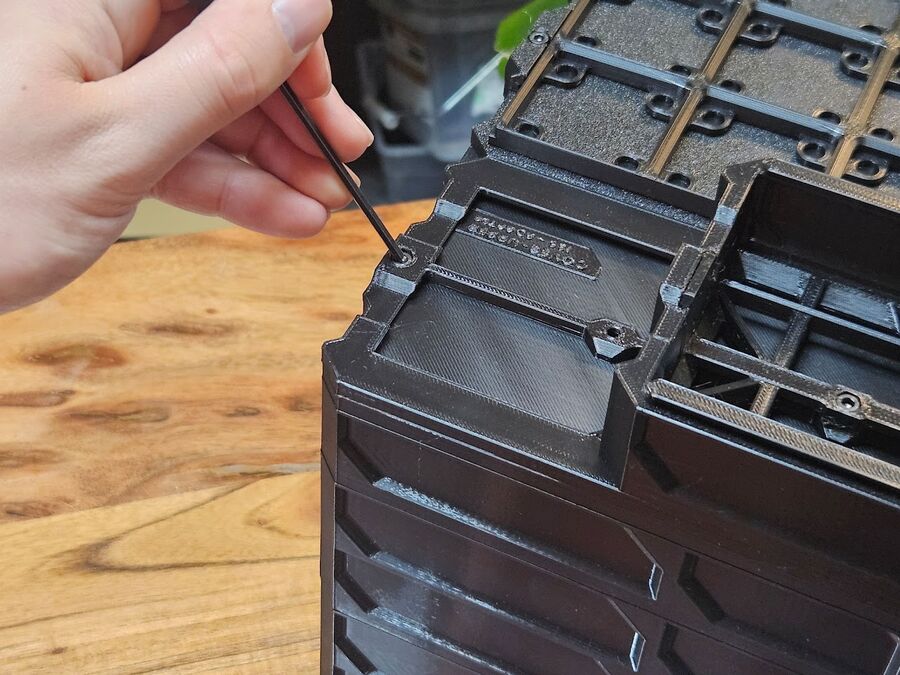Securing the adapter cover with the M3x6mm screw